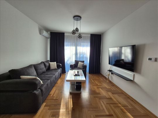 Centar nov 3.0, namešten gas, parking u garaži