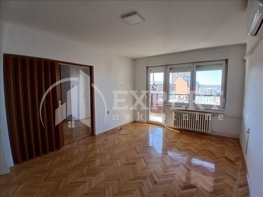 Izdaje se trosoban nenamešten stan kod Pravnog, 86