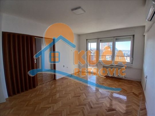 Izdaje se trosoban nenamešten stan kod Pravnog, 86