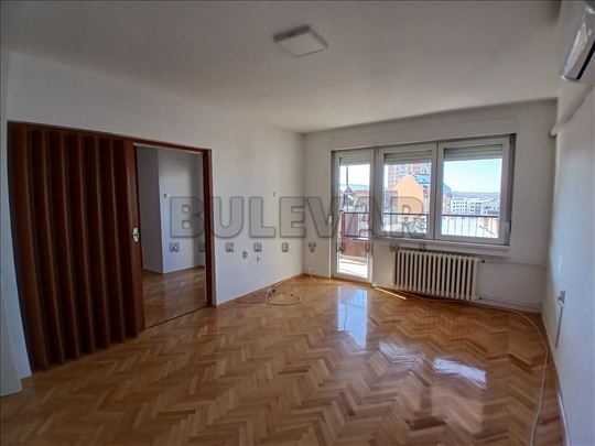 Izdaje se trosoban nenamešten stan kod Pravnog, 86