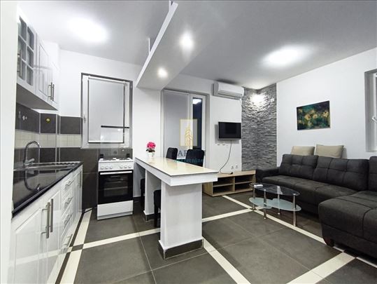 Jedniposoban, uknjižen stan sa ogromnom terasom -