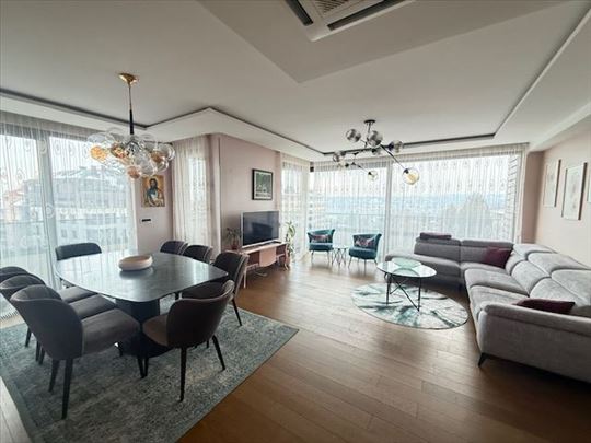 Luksuzan stan sa 2 garažna mesta