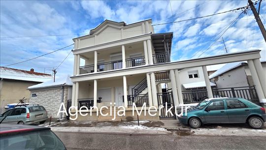 Luksuzna kuća -stan na prvom spratu polunameštena 