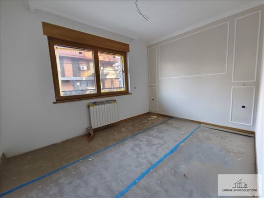 Nov, opremljen stan sa velikom terasom