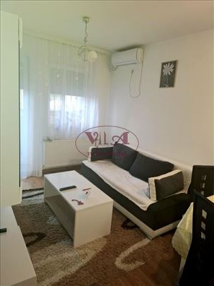 Novi Sad, Kraljev park, Lep komforan stan sa parki