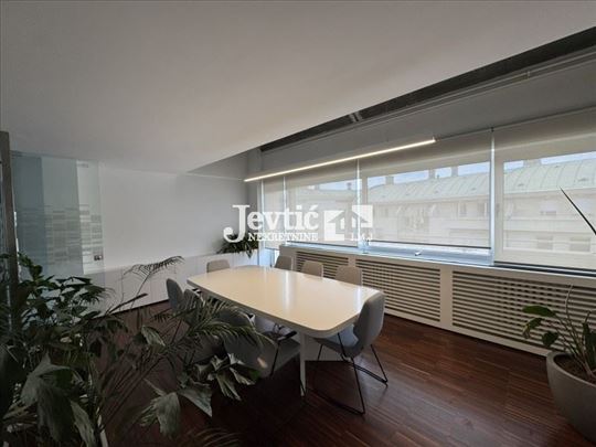 Poslovni prostor na dva nivoa sa terasama