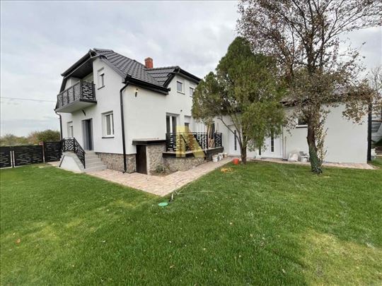 Prodaje se potpuno renovirana porodična kuća u cen