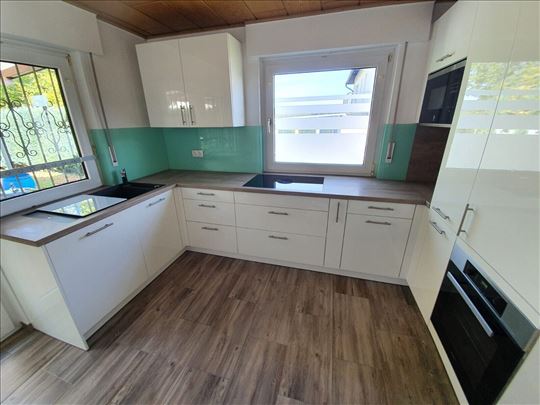 Visokokakovostna vgradna kuhinja z električnimi 