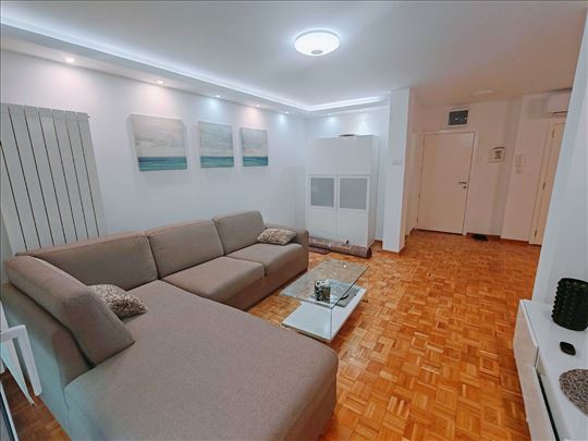 Blok 19a – renoviran,  CG, terasa, top lokacija!