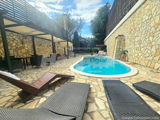 Dedinje-85m2 na prodaju, dvorište sa bazenom