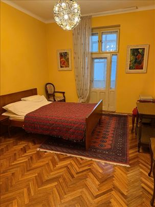 Dvoiposoban Salonski Stan 64m2 -Centar, Useljiv 