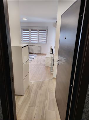 Izdajem dvosoban stan 45m2 sa terasom.