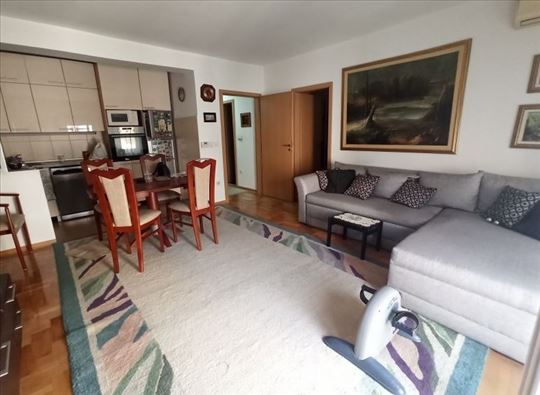 Jednoiposoban stan u blizini Velikog parka