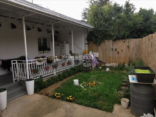 Ledine, kuća sa dvorištem 0.5 ari