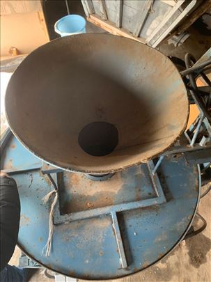 Mašina za odvajanje lešnika od cveta