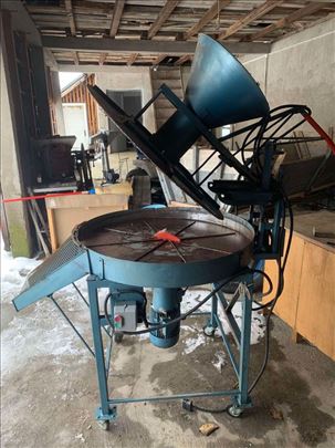 Mašina za odvajanje lešnika od cveta