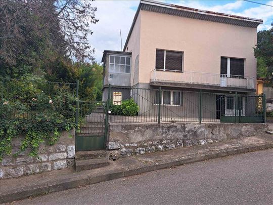 Na prodaju kuća površine od 160m2 na placu od 4,49