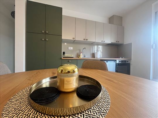 Novogradnja sa parking mestom