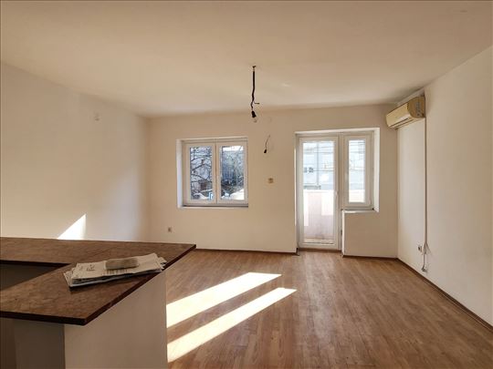 Porodična kuća sa 6 stanova