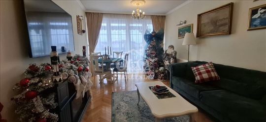 Opremljen, kompletno renoviran trosoban stan u Cen