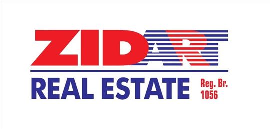 Plac za izgradnju u lepoj ulici u Gornjem gradu