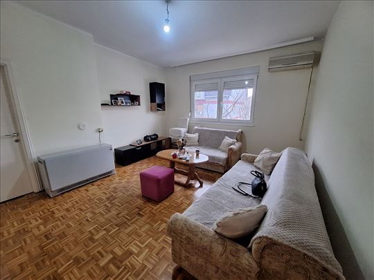 Prodaje se renoviran dvosoban stan u Koloniji 