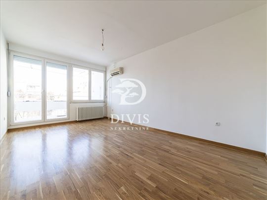 Renoviran 4.0 stan sa terasom u Bloku 70, 106m2