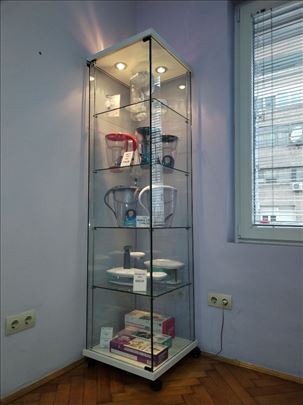 Staklena vitrina sa rasvetom