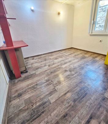 Strogi centar- uknjižen manji stan sa galerijom