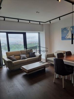 Svetao, odličan, garaža