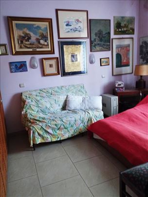 Tri stana sa pet kupatila