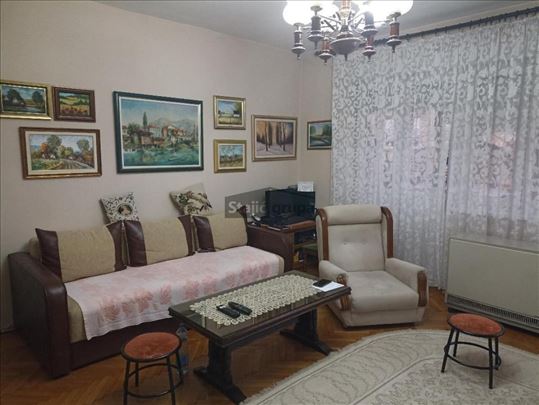 Trosoban, prvi sprat, strogi centar Mladenovca