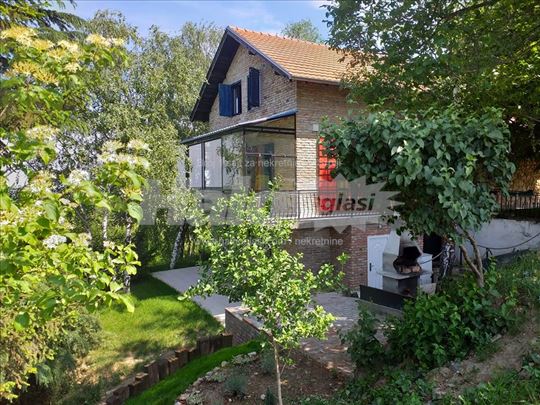 Vikend kuća na Fruškoj gori, 240m2, plac 4290m2 