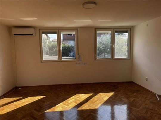 Višnjička banja, Sestara Bukumirović, 65 m2