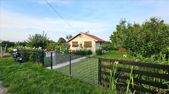 Beška vikendica 57m2 na placu od 1083m2 Hitno!