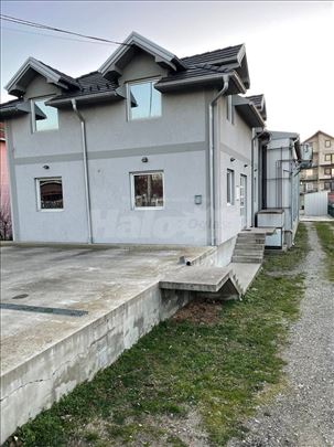 Izdajem hladnjacu sa kancelarijskim prostorom