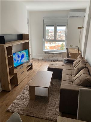 Izdajem stan sa parking mestom u zgradiNovi Bubanj