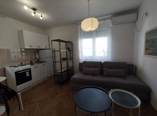 Jednoiposoban stan sa terasom na Grbavici