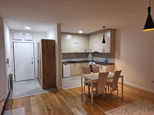 Lux stan sa upotrebnom +parking u centru!