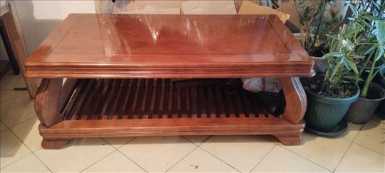 Masivan drveni klub sto