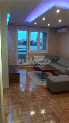 Namešten stan sa parking mestom