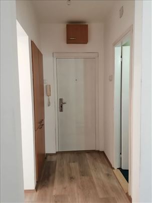 Odlican stan na Karaburmi 47m2(50m2)