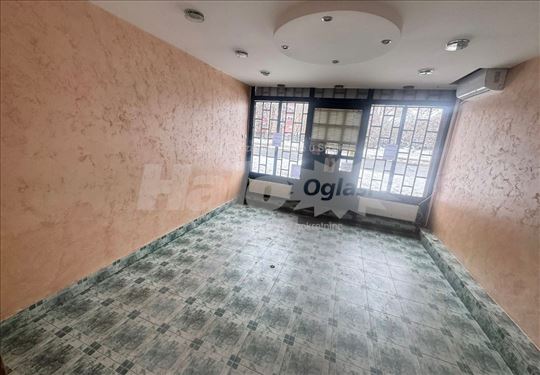 Odlican ulicni  lokal na Detelinari, dvoetazni