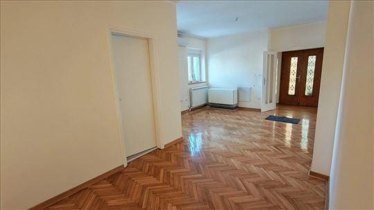 Prelep stan pored Marakane, sa parkingom