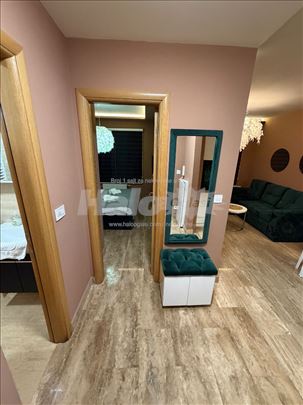 Prodajem kompletno opremljen stan 300m od centra