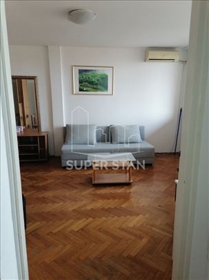 Prostran dvoiposoban u blizini Starog Merkatora