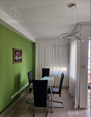 Trosoban stan za izdavanje u strogom centru grada