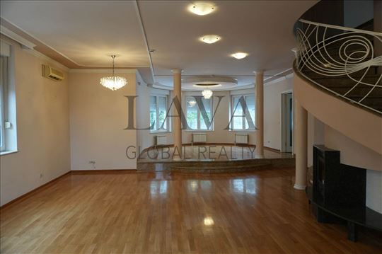 Vila na Prestižnoj Lokaciji