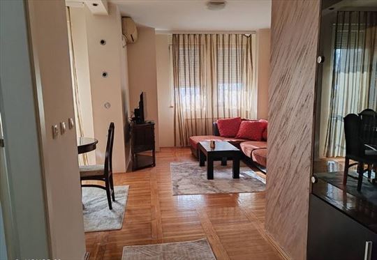 Đeram pijaca, komforan 2.0 stan sa garažom,ID 7977