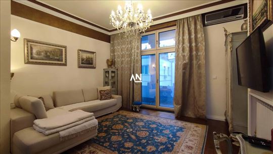 Eksluzivno renoviran/opremljen salonac. Trg na250m